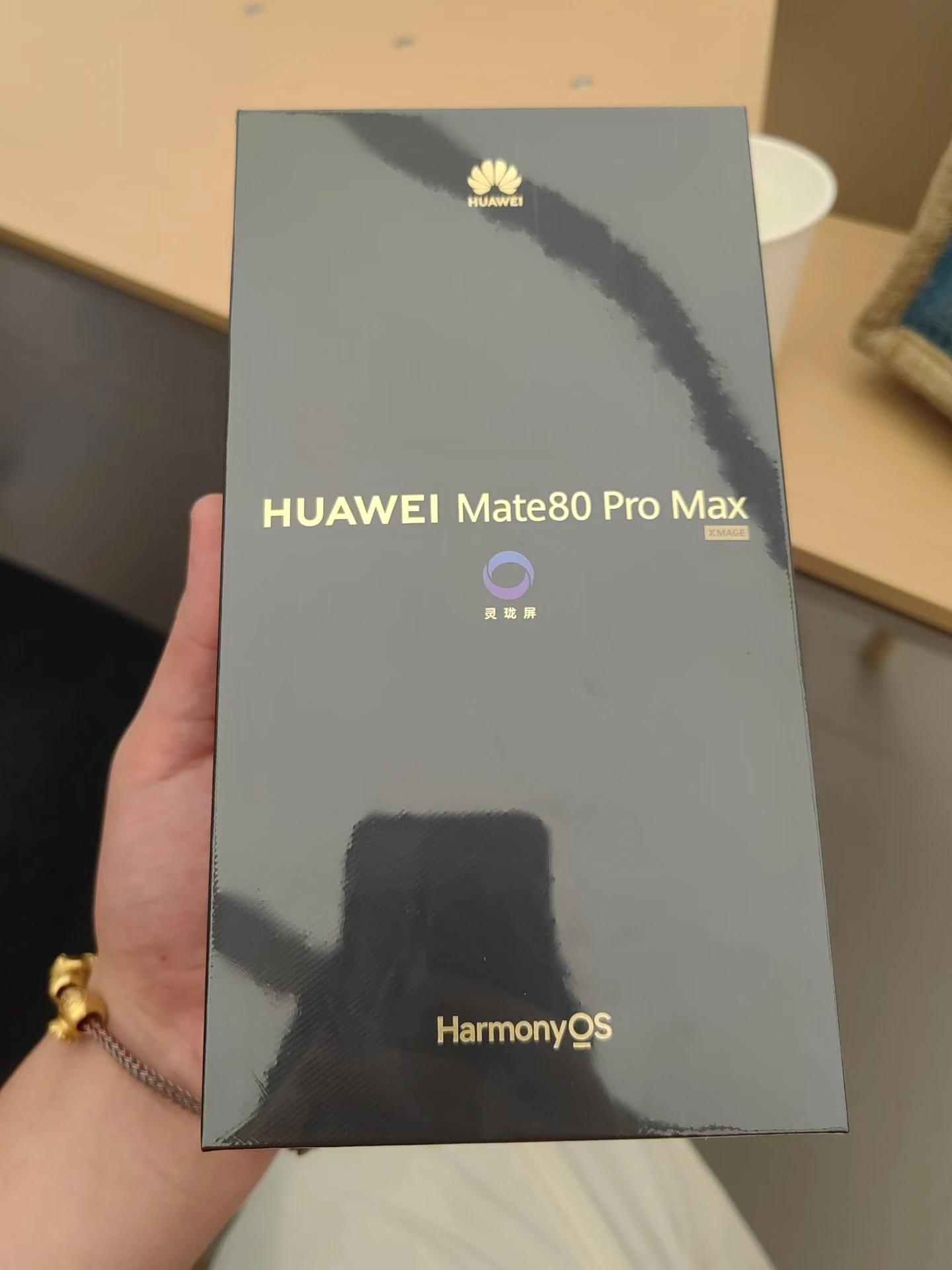 女朋友送了我一台Mate 80 Pro Max，然后余承东说手机要涨价了